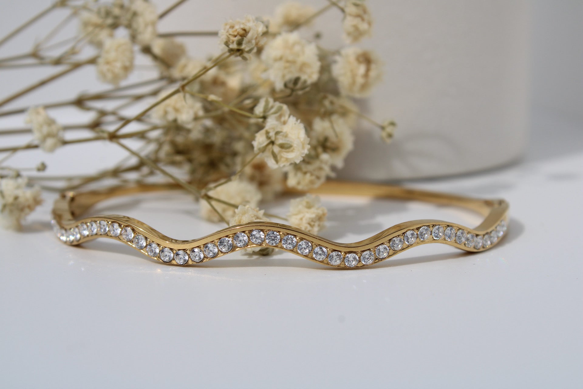 Minimalistische Gouden Bangle Wavy Strass | Jewellery by Marie