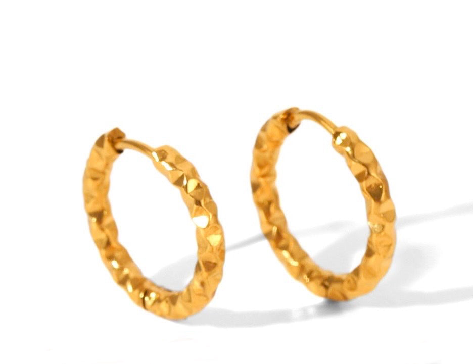 Minimalistische gouden oorbellen Mini Hoops | Jewellery by Marie