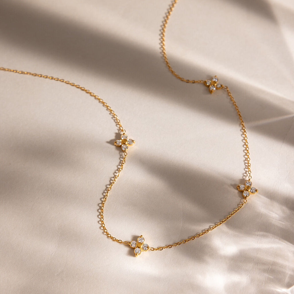 Minimalistische gouden ketting Strassy clover