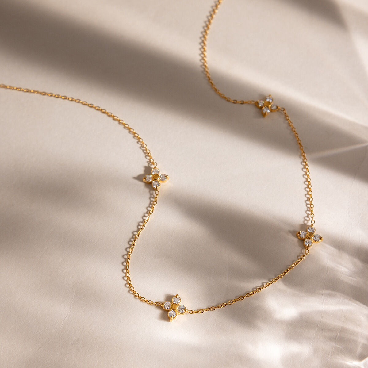 Minimalistische gouden ketting Strassy clover