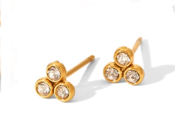 Minimaal Gouden Oorbellen Triple diamant Rond | Jewellery by Marie Gouden oorstuds met 3 diamanten