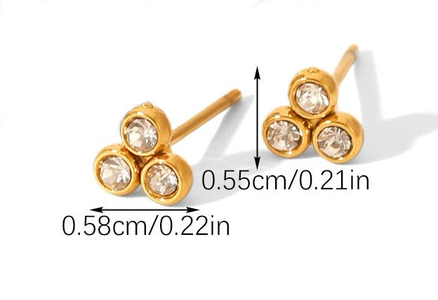 Minimaal Gouden Oorbellen Triple diamant Rond | Jewellery by Marie Gouden oorstuds met 3 diamanten Afmetingen