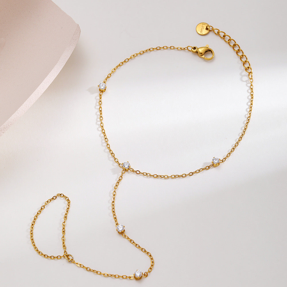 Minimalistische Gouden Handchain Zirkonia | Jewellery by Marie Gouden handchain met strass