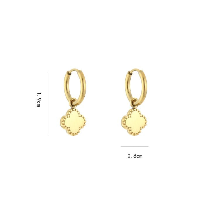 Minimalistische Gouden Oorbellen Klaver | Jewellery by Marie oorring met klaver hangertje afmetingen
