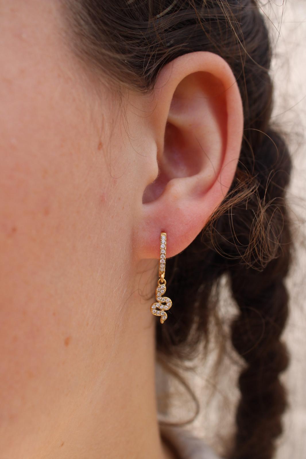 Minimalistische Gouden Oorbellen Snake Hangers | Jewellery by Marie oorring met strass met slang blinbling