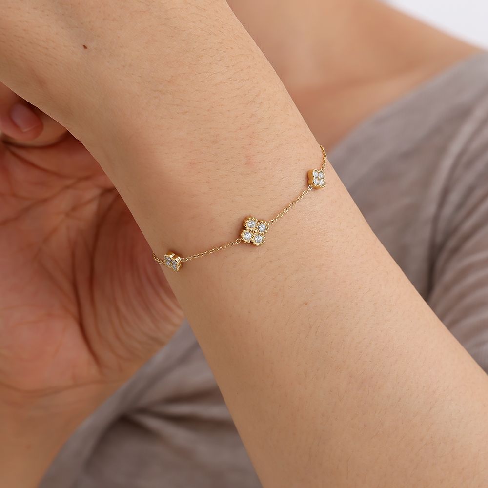 Minimalistische Gouden armband Strassy Clover | Jewellery by Marie gouden armband met klavers met diamant aan