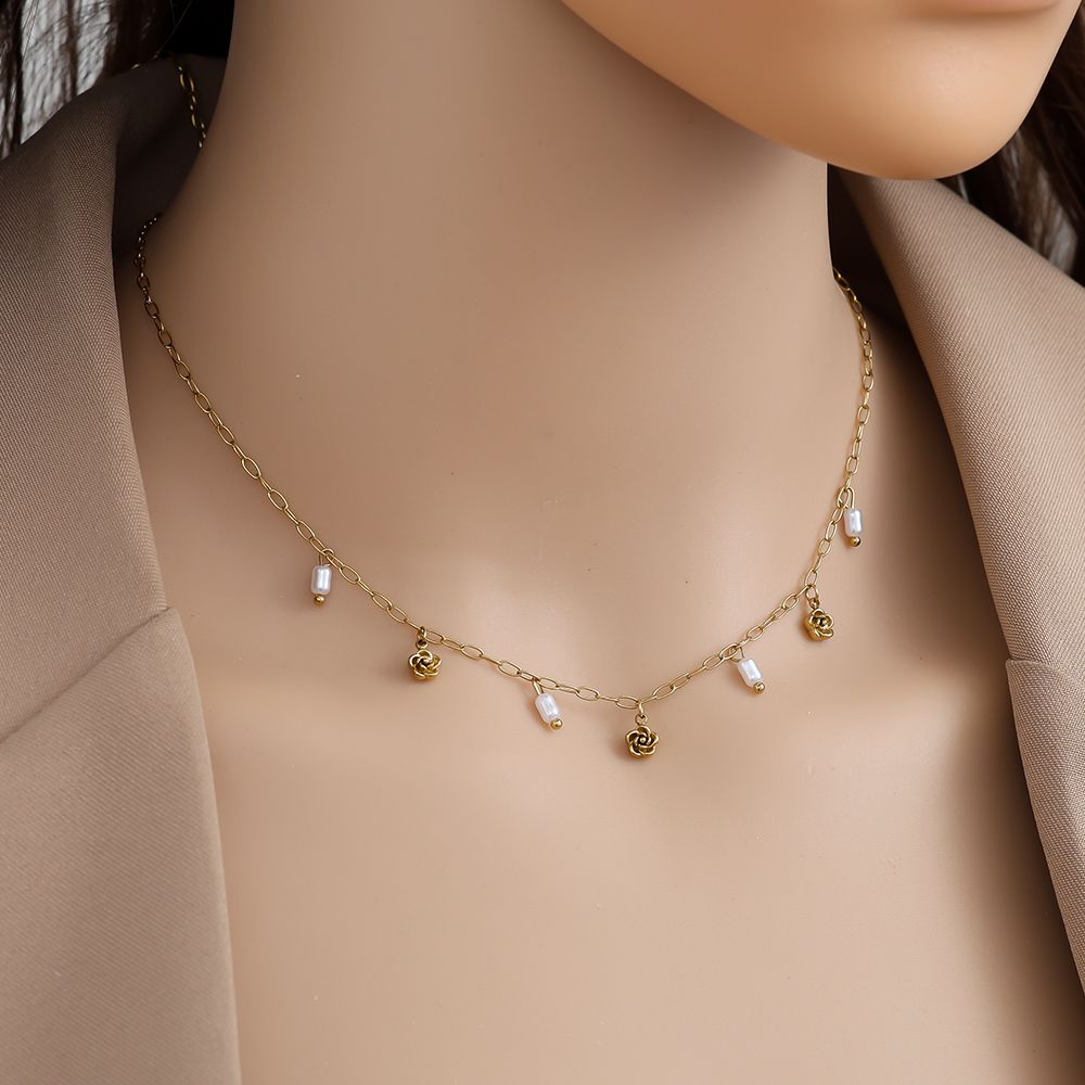 Minimalistische Gouden ketting Pearl Roses| Jewellery by Marie gouden ketting met roosjes en parel