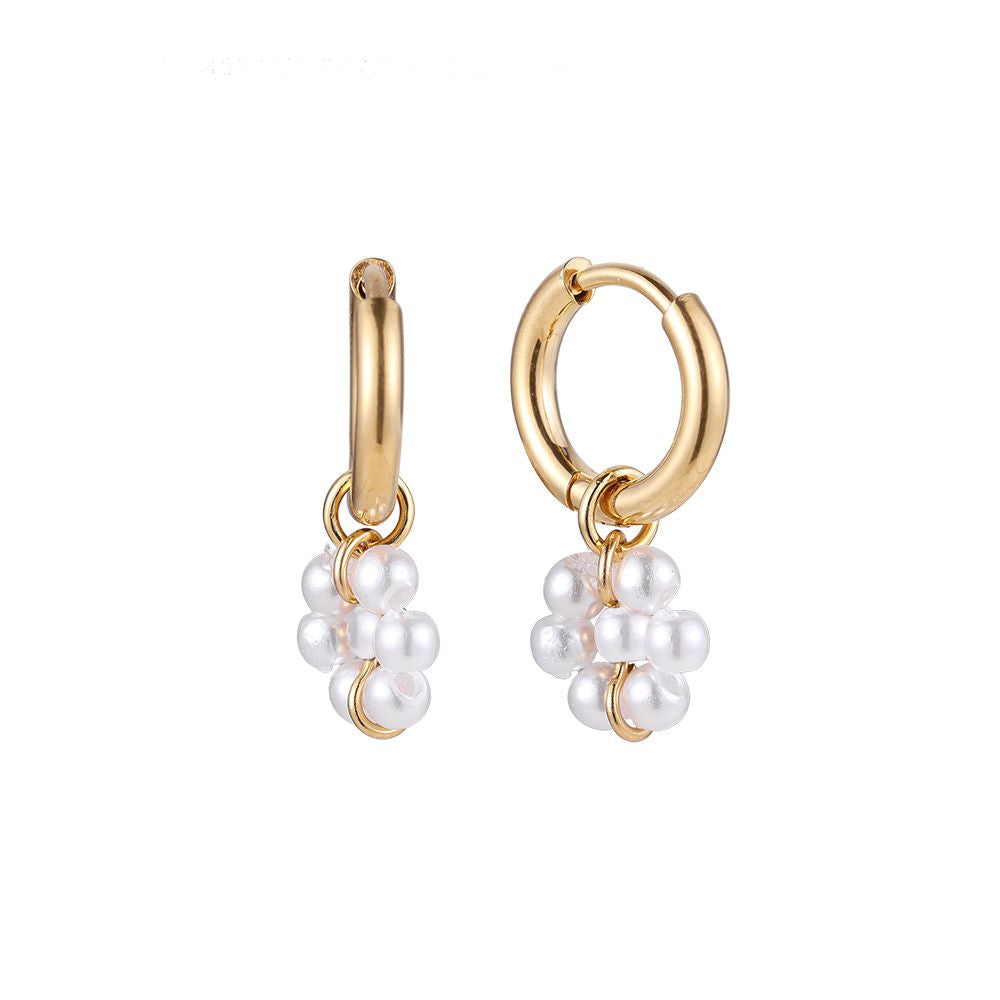 Minimalistische Gouden oorbellen Pearl flower| Jewellery by Marie bedeloorbellen bloem met parel