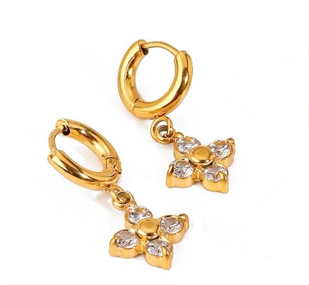 Minimalistische Gouden oorbellen Sparkling Clover | Jewellery by Marie Gouden klaver oorbellen met strass