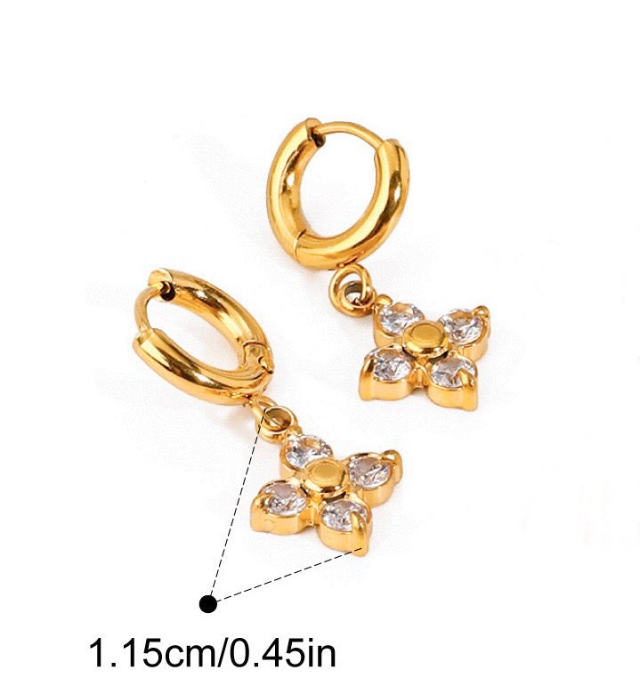 Minimalistische Gouden oorbellen Sparkling Clover | Jewellery by Marie Gouden oorbellen met klaver met strass afmetingen