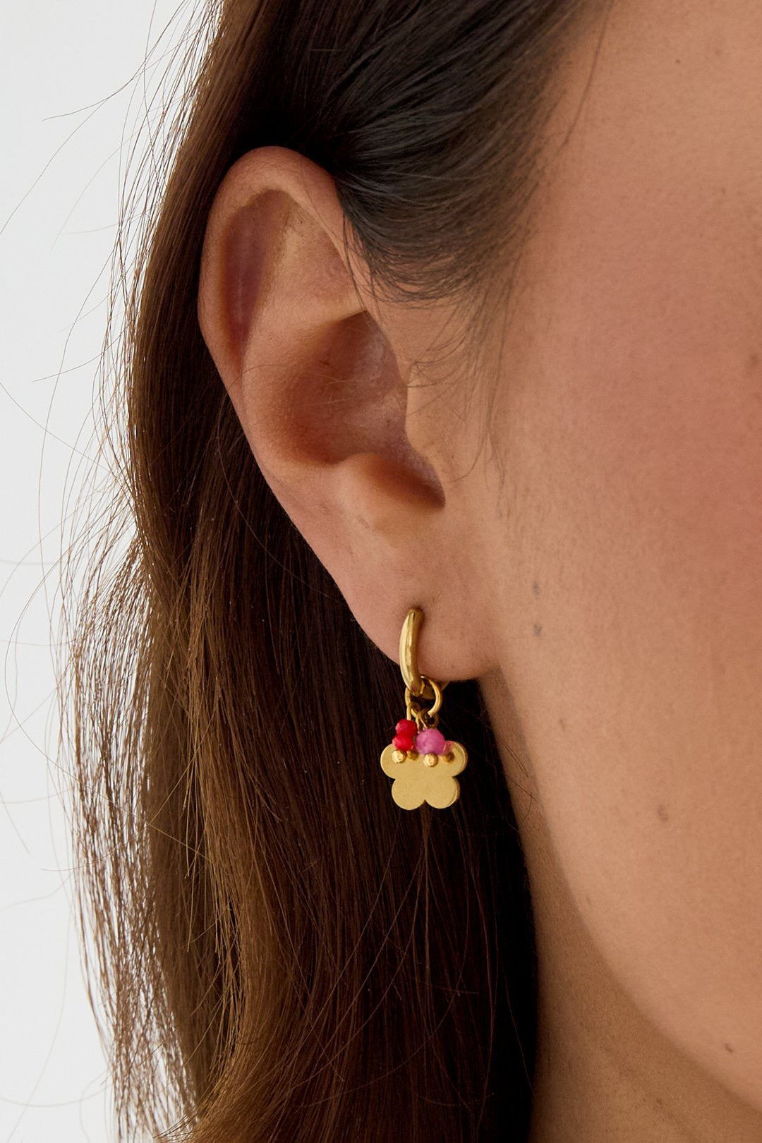 Minimalistische Gouden oorbellen Summer Flower | Jewellery by Marie Gouden bedel oorbellen met kraaltjesFoto