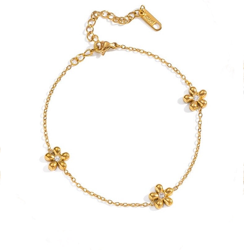Minimalistische gouden Armband Triple flower | Jewellery by Marie Gouden armband met bloemen