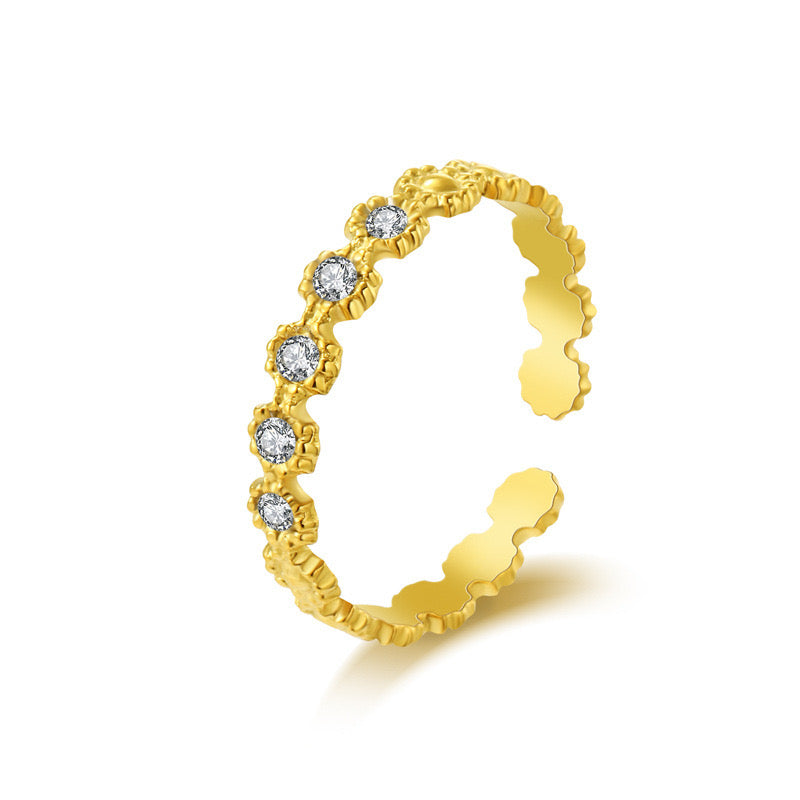 Minimalistische gouden ring Structuur met diamant | Jewellery by Marie Gouden verstelbare ring met strass steentjes