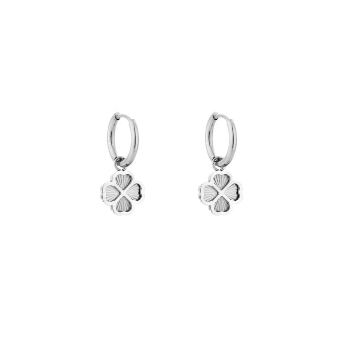 Minimalistische zilveren Oorbellen Simple Clover | Jewellery by Marie  ilveren oorring met klaver bedel