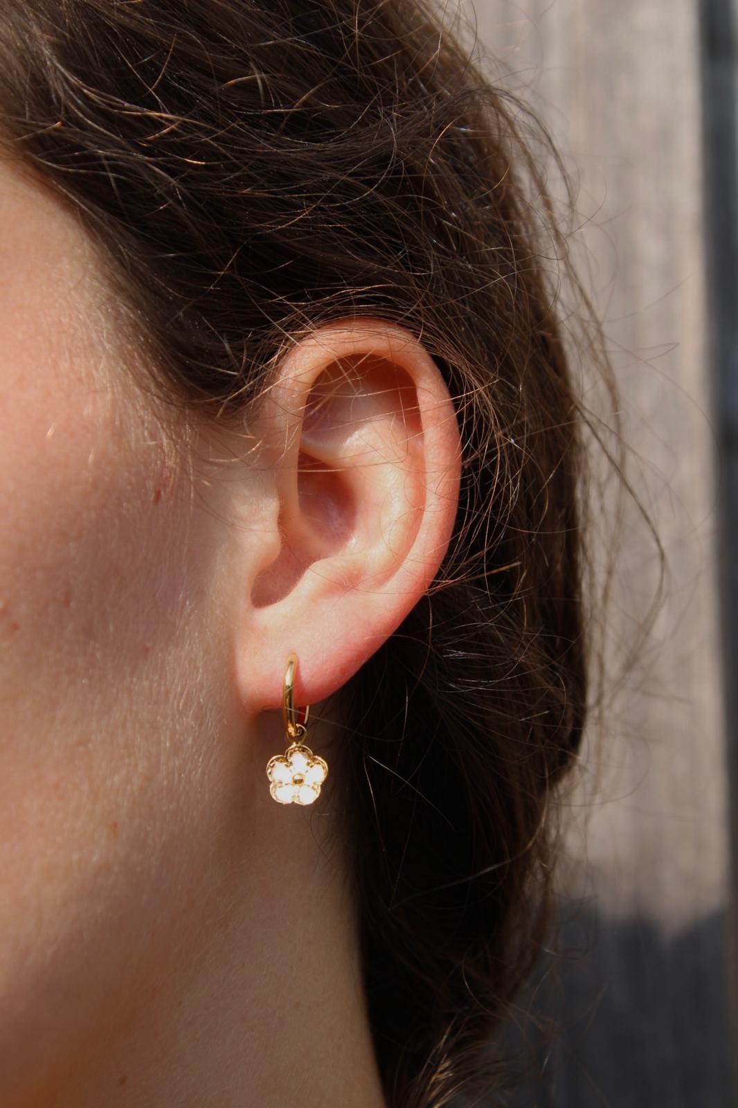 Minimalistische Gouden Oorbellen Bloemen Hangers | Jewellery by Marie