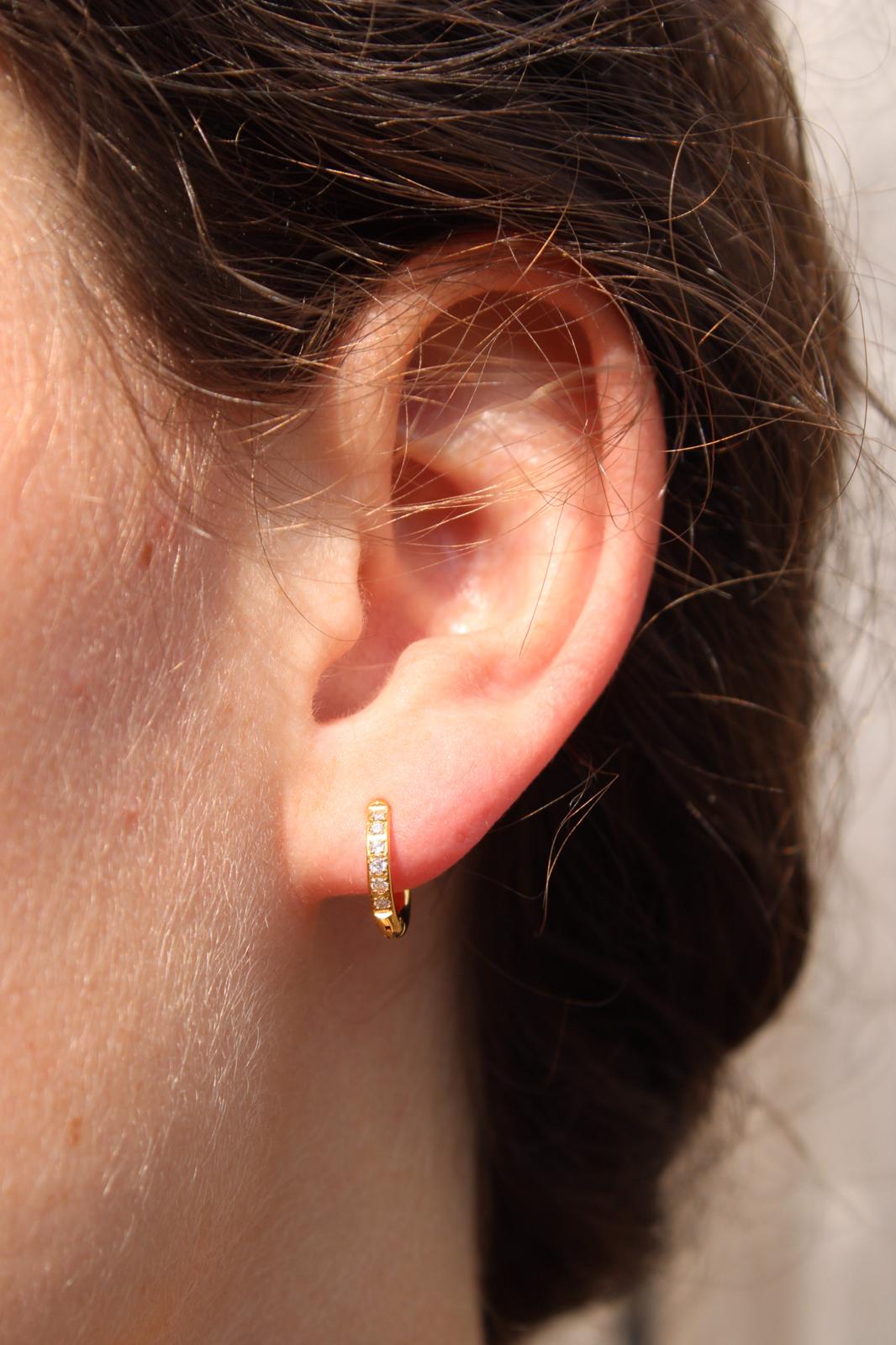 Subtiele oorring met diamanten